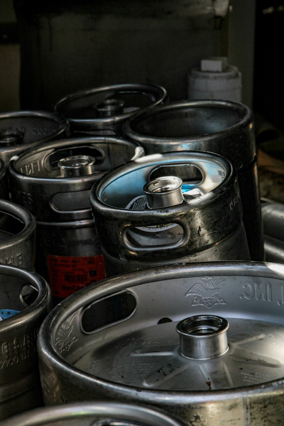 a-pile-of-stainless-steel-beer-kegs-stacked-together-h8kfytt8guc